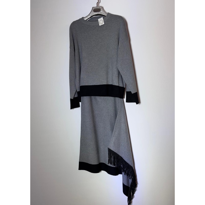 Conjunto punto de jersey y falda con detalle flecos