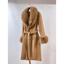 Abrigo de paño camel con cuello y puños desmontables