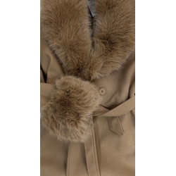 Abrigo de paño camel con cuello y puños desmontables