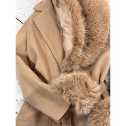Abrigo de paño camel con cuello y puños desmontables