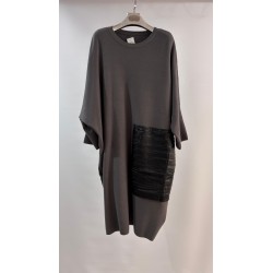 Vestido de punto oversaze con detalle en polipiel