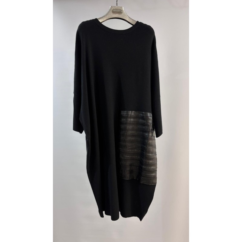 Vestido de punto oversaze con detalle en polipiel