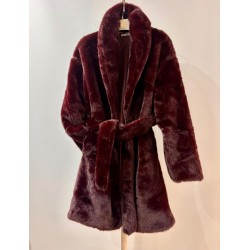Abrigo pelo burdeos