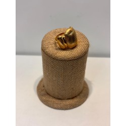 Anillo dorado de acero