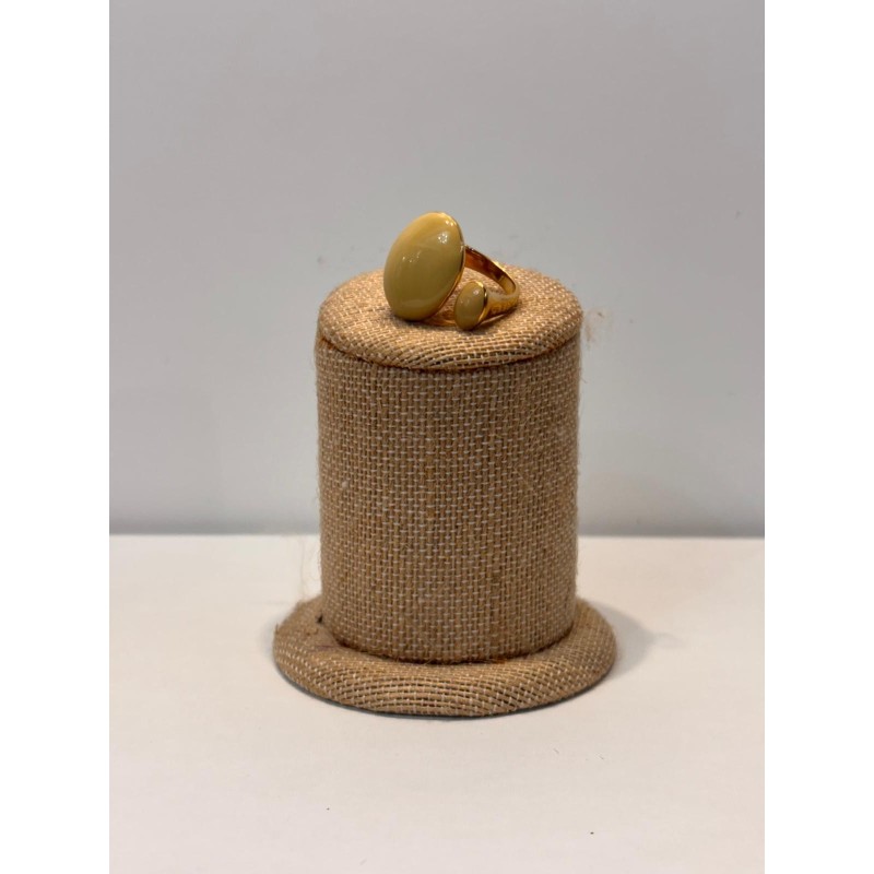 Anillo dorado con detalle en mostaza