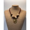 Collar con piedras marrón y beis y detalle dorado.