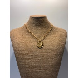 Colgante de acero con medallón dorado de luna y estrellas