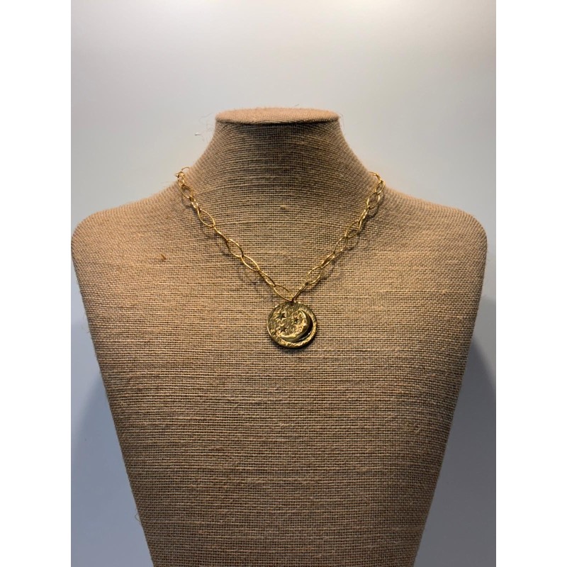 Colgante de acero con medallón dorado de luna y estrellas