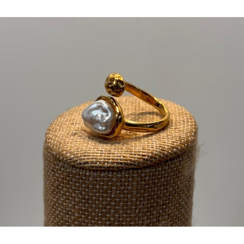 Anillo de latón con perla.