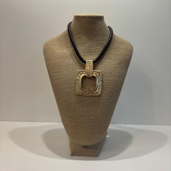 Colgante cuero y abalorio cuadrado dorado