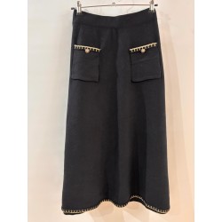 Falda negra de punto con detalle de bolsillos