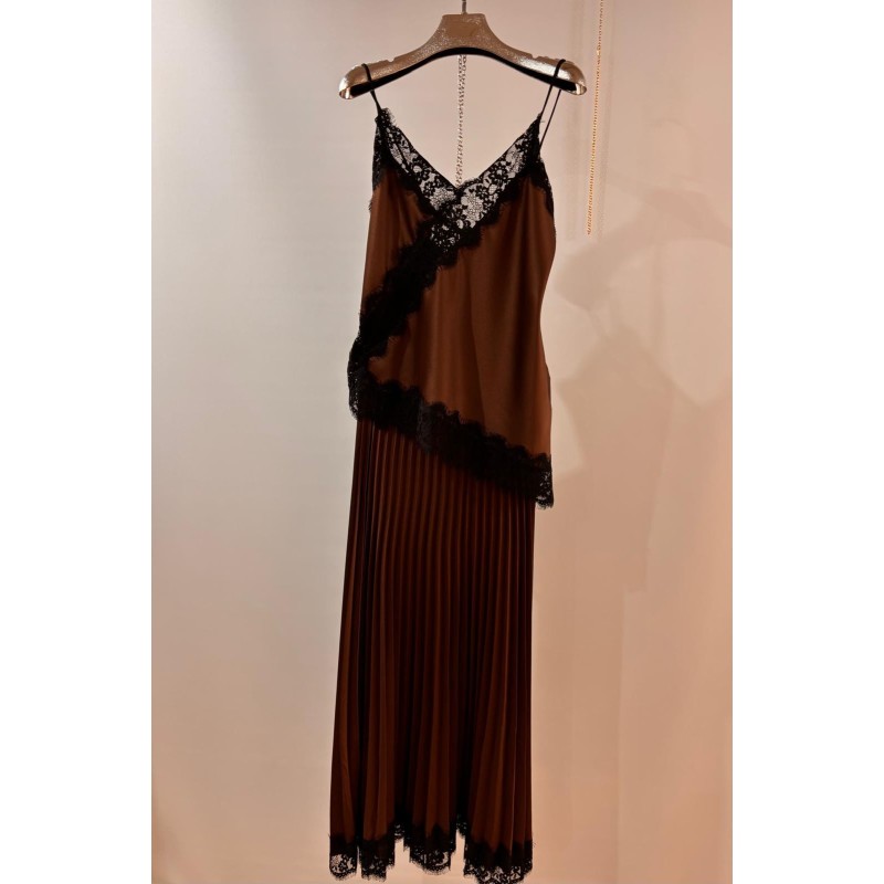 Conjunto lencero de falda plisada y top