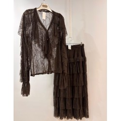 Conjunto falda y camisa de encaje y volantes.
