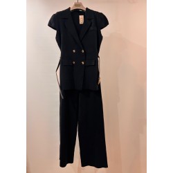 Conjunto punto jersey con cinturón y botones dorados