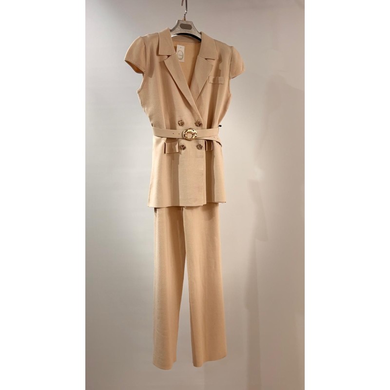 Conjunto punto jersey con cinturón y botones dorados