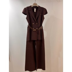 Conjunto punto jersey con cinturón y botones dorados