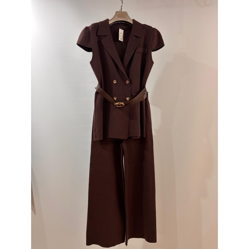 Conjunto punto jersey con cinturón y botones dorados