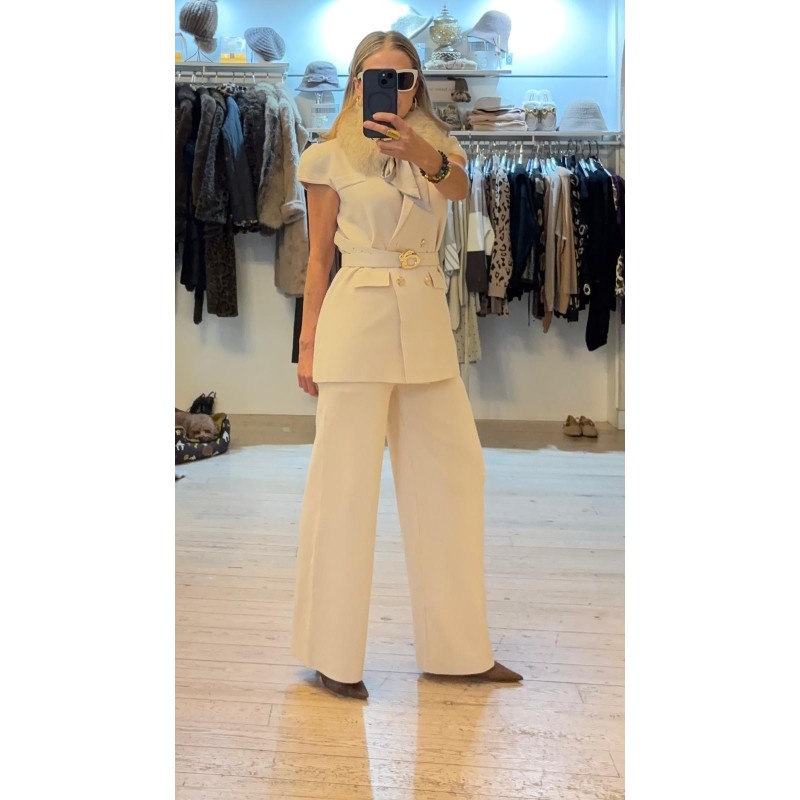 Conjunto punto jersey con cinturón y botones dorados