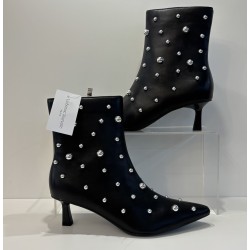 Botín negro con tachas