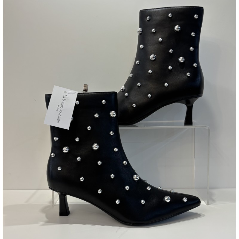 Botín negro con tachas