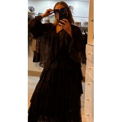 Conjunto falda y camisa de encaje y volantes.