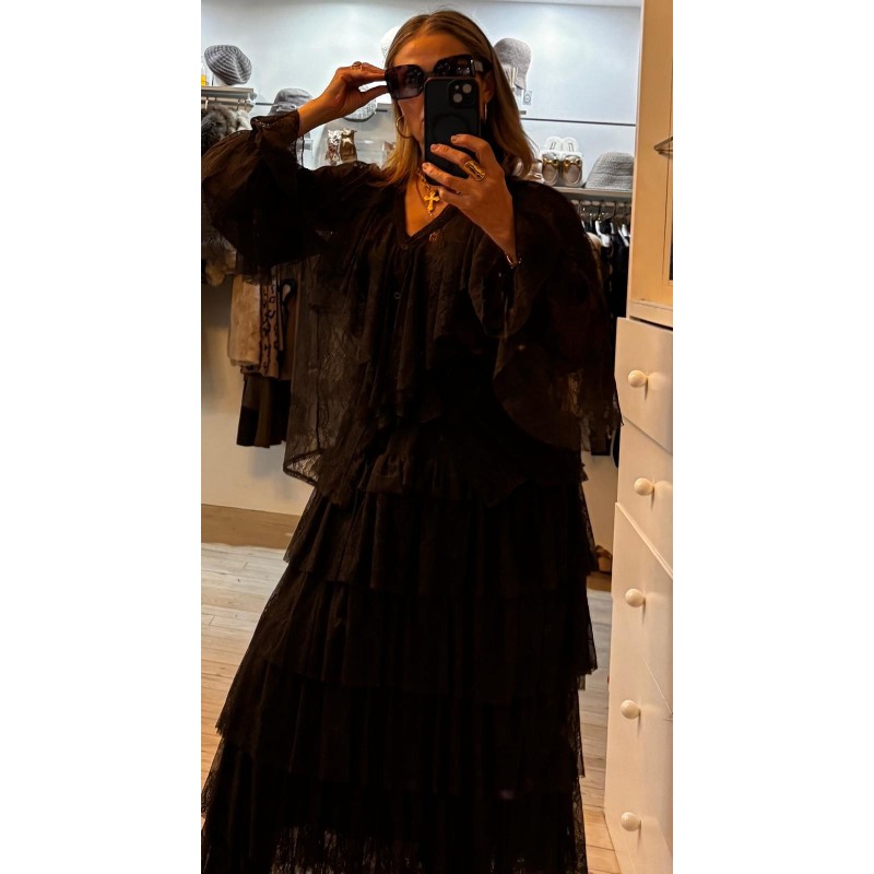 Conjunto falda y camisa de encaje y volantes.