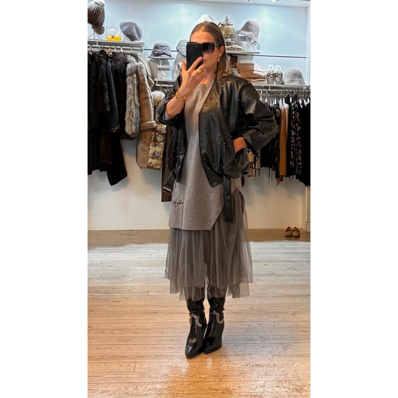 Cazadora negra tachuelas