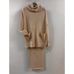 Conjunto punto jersey cuello vuelto con bolsillos y pantalón