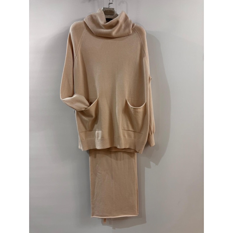 Conjunto punto jersey cuello vuelto con bolsillos y pantalón