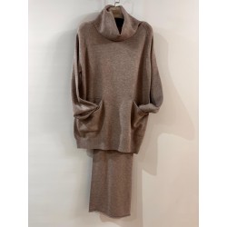 Conjunto punto jersey cuello vuelto con bolsillos y pantalón