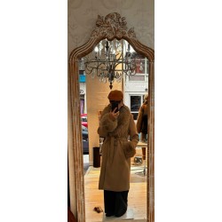 Abrigo de paño camel con cuello y puños desmontables