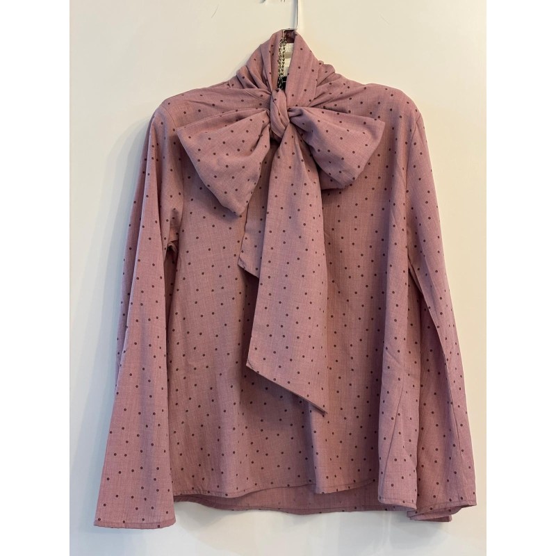 Camisa con topitos y lazo en cuello
