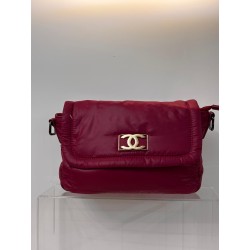 Bolso buganvilla con detalles y cadena en dorado