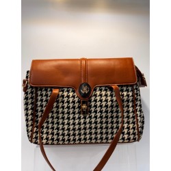 Bolso mochila camel con estampado