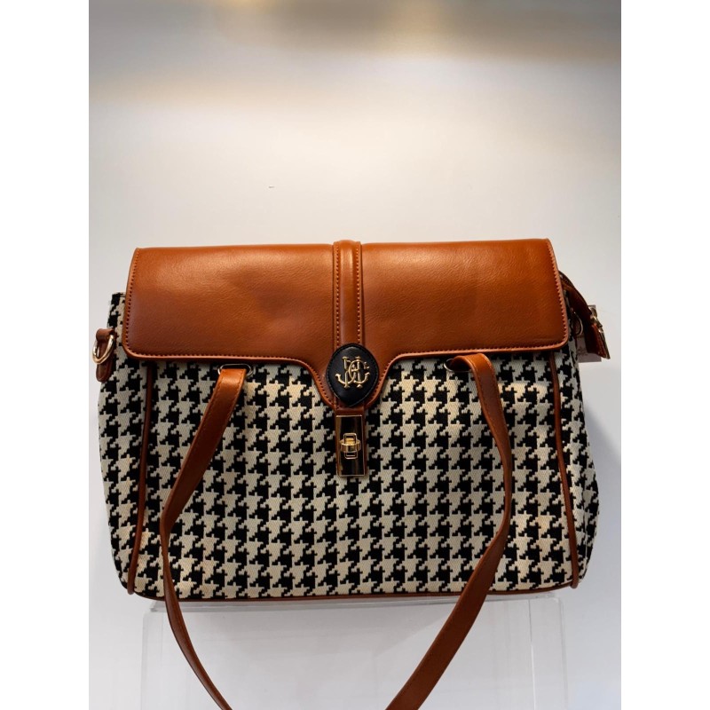 Bolso mochila camel con estampado