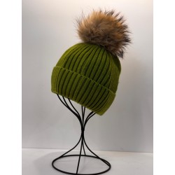 Gorro de punto verde con pompón de zorro