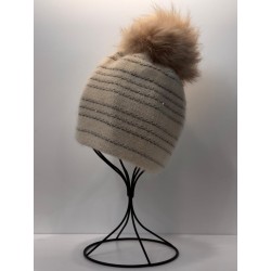 Gorro de punto a rayas con pompón de zorro.