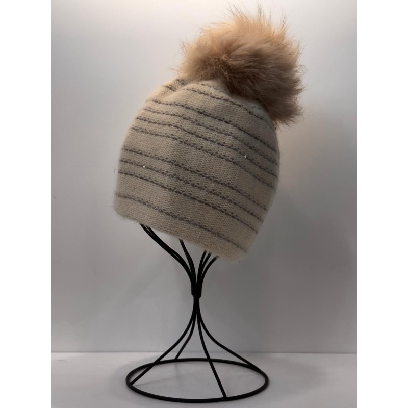 Gorro de punto a rayas con pompón de zorro.
