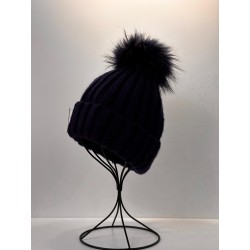 Gorro negro de punto con pompón.