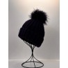 Gorro negro de punto con pompón.