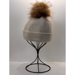Gorro beis con pompón de zorro