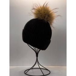 Gorro negro con pompón de zorro.